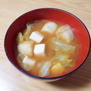 キャベツと豆腐と麩の味噌汁